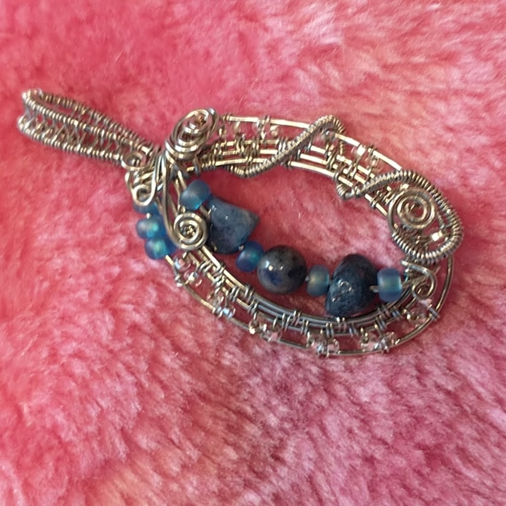 NWT Beautiful Handcrafted Wire Weaved Pendant